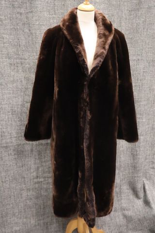 Manteau de fourre en agneau retourné. Taille : 38 à vue
