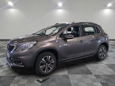 la voiture grise est garée dans le garage sur un sol en damier