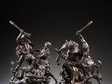 deux statues en bronze représentant un homme et une femme à cheval