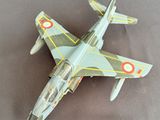 une maquette d'avion de chasse posée sur une table