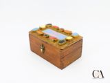 une image représentant une petite boîte en bois contenant un miroir