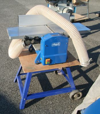 une machine posée sur une table dans le parking