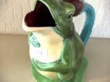une grenouille assise dans une tasse à café
