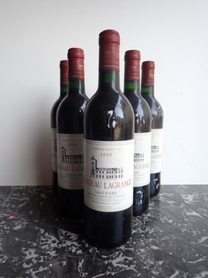 plusieurs bouteilles de vin sont alignées sur une table