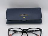 une paire de lunettes posée sur une table, à côté d'un étui
