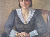 tableau représentant une femme assise sur une chaise, portant un collier et des perles