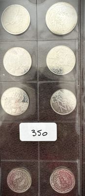 une vitrine contenant de nombreuses pièces de monnaie