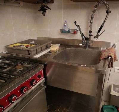 une cuisine équipée d'un évier, d'une cuisinière et d'un four