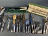 plusieurs types d'argenterie sur la table