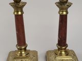 paire de bougeoirs anciens en laiton avec des socles en marbre rouge