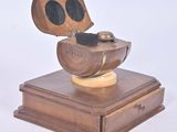 une boîte en bois surmontée d'une horloge
