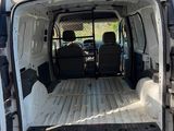 une camionnette blanche garée sur le parking