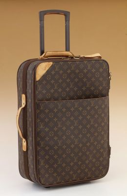 une image représentant une valise Louis Vuitton sur fond blanc