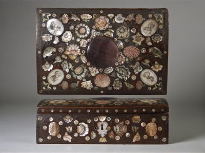 Coffret en bois de Spa richement marqueté de bois, nacre gra… - Photo 1