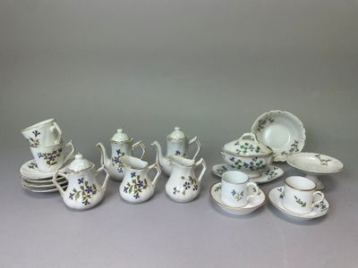 une image d'un groupe de plats, de tasses et de soucoupes en porcelaine
