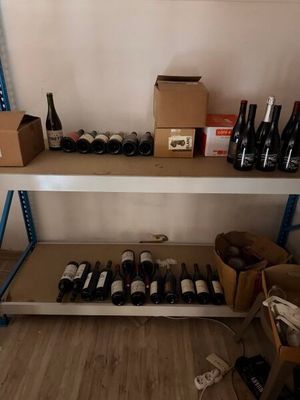 de nombreuses bouteilles de vin sur les étagères de la pièce