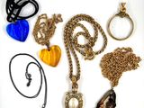 de nombreux colliers et bracelets de toutes sortes disposés sur une surface blanche