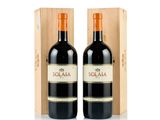 deux bouteilles de vin rouge devant une caisse en bois