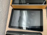 deux ordinateurs portables posés sur une table
