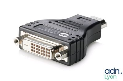 un gros plan d'un adaptateur USB vers VGA sur fond blanc