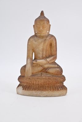 statue d'un Bouddha assis sur un rocher, sur fond blanc