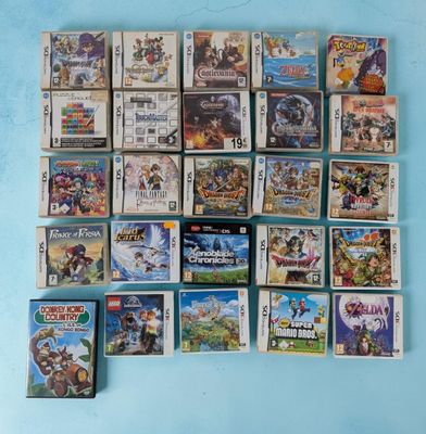 de nombreux jeux vidéo accrochés au mur les uns à côté des autres