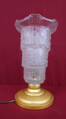 une lampe en verre posée sur une table