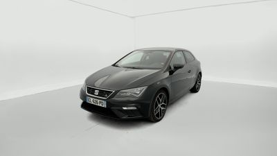 une voiture noire dans une pièce blanche au sol blanc