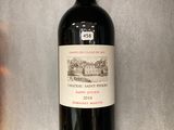 une bouteille de vin posée sur un comptoir