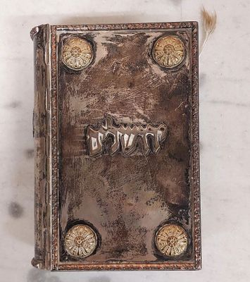 un vieux livre posé sur une table
