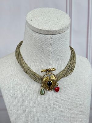 gros plan d'un collier sur un mannequin mannequin
