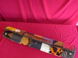 un couteau posé sur un tissu rose