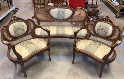quatre chaises et un canapé dans une pièce