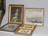 trois photos encadrées posées sur une table recouverte d'une nappe blanche