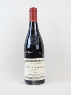 une bouteille de vin posée sur une table