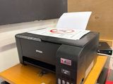 une imprimante posée sur un bureau