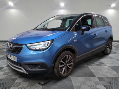 un SUV Opel bleu garé dans un garage