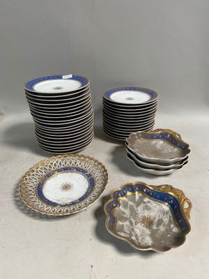 Plusieurs assiettes et bols sont disposés sur une table