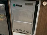 un petit réfrigérateur au milieu d'une cuisine