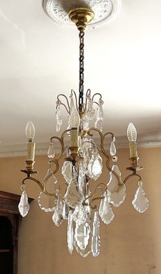 un lustre suspendu au plafond d'un salon
