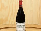 une bouteille de vin posée sur un tonneau