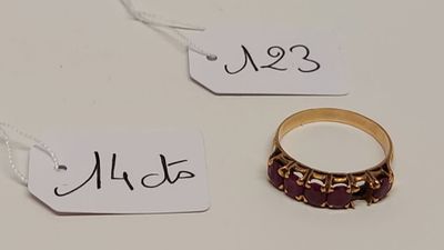 deux bagues et une étiquette de prix posées sur une table blanche