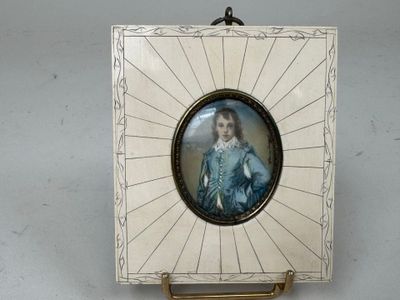 la photo d'une femme en robe bleue, dans un cadre