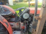 un tracteur qui est garé dans l'herbe