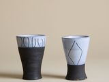 deux tasses placées l'une à côté de l'autre sur une table