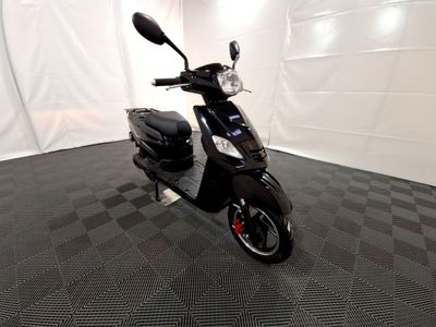 un scooter garé dans une pièce