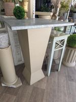 Une table sellette piétement évasé