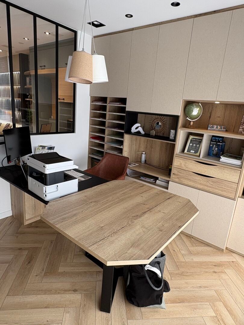 VENTE SUR DESIGNATION se trouvant en SAINT-BRIEUC Bureau lamifié imitation chêne imitation lin et noir, comprenant bu...