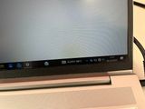 une photo d'un écran d'ordinateur posé sur un bureau