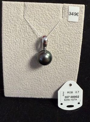 pendentif en argent sterling orné d'une perle noire sur fond blanc